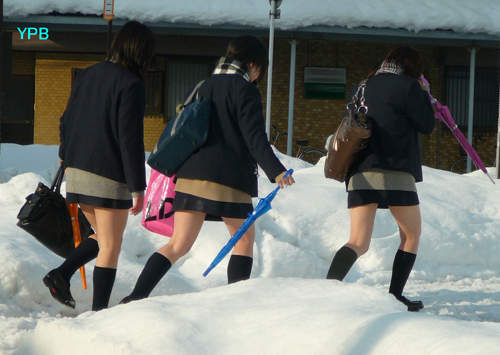 日本女高中生,制服迷你裙,下雪