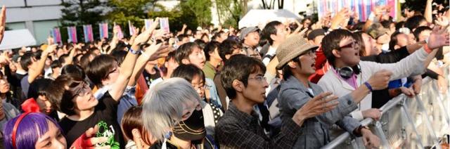 宅男新宿动漫音乐节狂欢 当街歌舞场面壮观