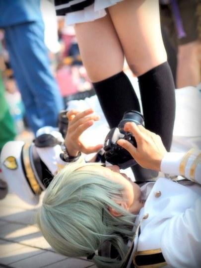 “大炮”塞裙底 C90美女COSER遭成群痴汉偷拍