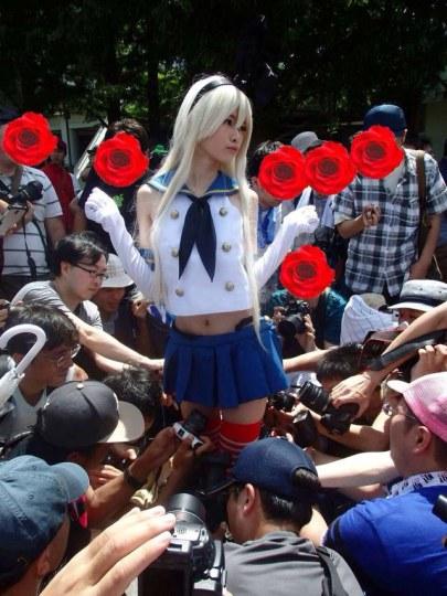 “大炮”塞裙底 C90美女COSER遭成群痴汉偷拍