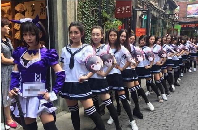 上百“女仆”占领上海天桥 被城管拖走