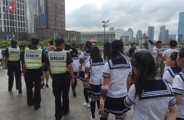上百“女仆”占领上海天桥 被城管拖走