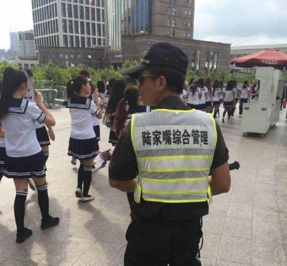 上百“女仆”占领上海天桥 被城管拖走