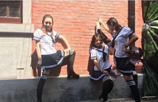上百“女仆”占领上海天桥 被城管拖走