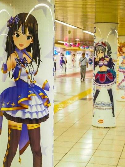 粉丝的天堂！ 东京地铁贴满《偶像大师》手游广告