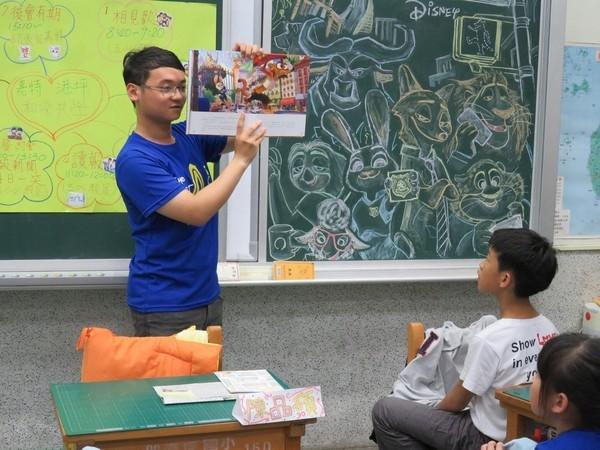 牛X！大触级老师用粉笔神还原《你的名字。》海报