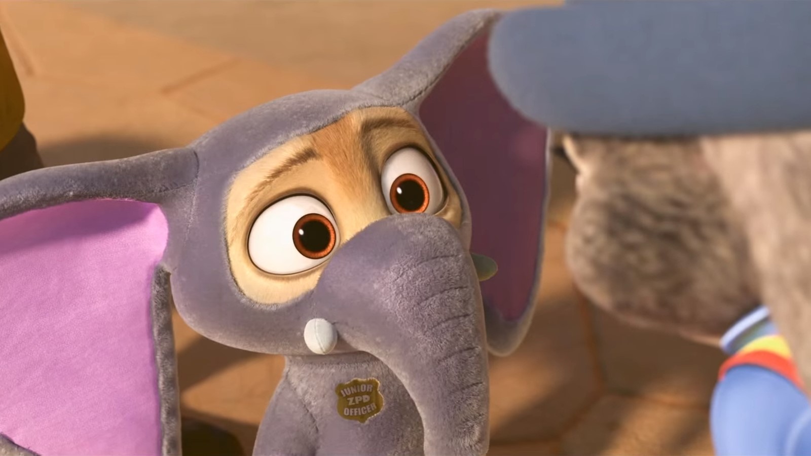 《疯狂动物城》(英语:Zootopia (美国)、Zootropolis (欧洲))是由美国华特迪士尼动画工作室制作的一部3D动画电影,亦是第55部迪士尼经典动画长片。该片由拜恩·霍华德和里奇·摩尔联合执导,并由吉妮佛·古德温在美剧《童话镇》中饰演白雪公主与杰森·贝特曼任主配音。美国和中国内地于2016年3月4日同步上映。