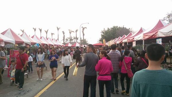 台湾马路惊现《僵尸先生》画面 民众差点吓尿了
