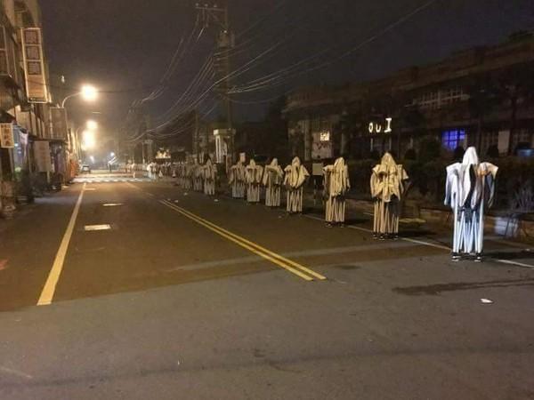 台湾马路惊现《僵尸先生》画面 民众差点吓尿了