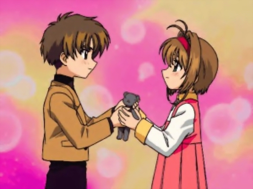 《魔卡少女樱》由知名漫画创作团体CLAMP创作,是1996年至2000年在讲谈社的月刊少女漫画杂志《好朋友》上连载的魔法少女类漫画作品。连载期间被评论家称赞是少女漫画的典范、当代魔法少女题材的鼻祖,亦有评论家觉得该作中的卡牌是“幻想与现实的混合艺术”,还有评论家指卡牌召唤的场景巧妙地溶合魔法与现实,在2001年第32回星云奖上更是荣膺漫画部门最佳漫画奖。