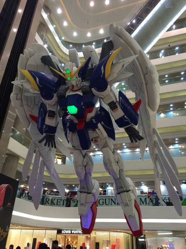 超大高达与沙扎比模型亮相香港 还原决战激烈场面