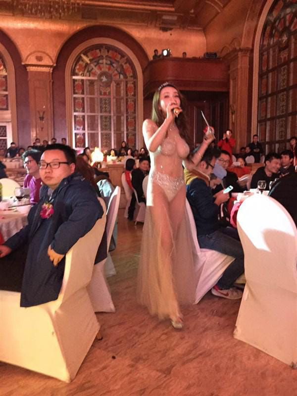 城会玩!“全裸”演员受邀出席游戏圈年会
