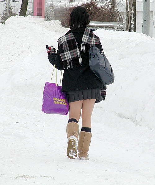 日本女高中生,制服迷你裙,下雪