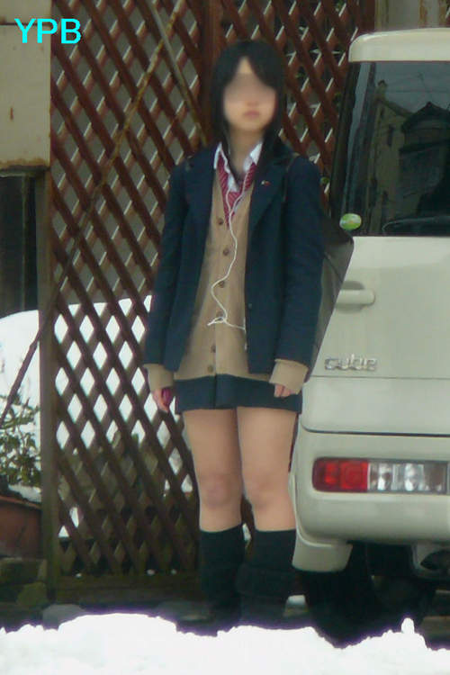 日本女高中生,制服迷你裙,下雪