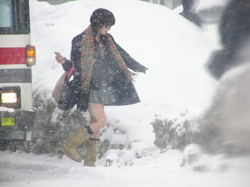 日本女高中生,制服迷你裙,下雪