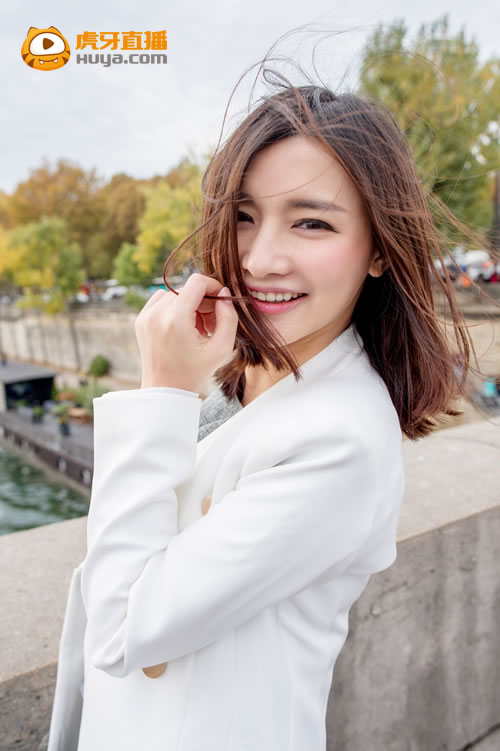 开年重磅 电竞女神Miss天价签虎牙直播