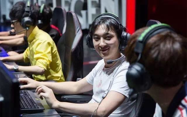 电竞业是如何被一个人“包养”大的
